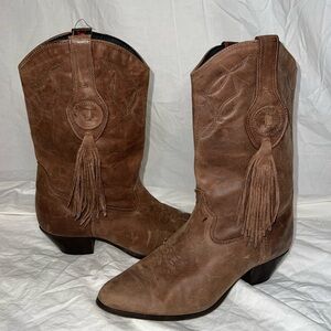 Women’s Laredo boots w/ fringe tassel